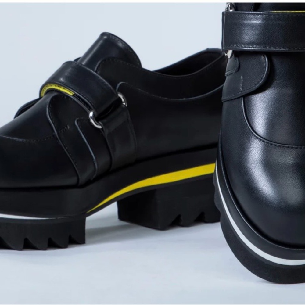 DAAN BLACK LEATHER LOAFER (Actual loaded has the orange stripe)